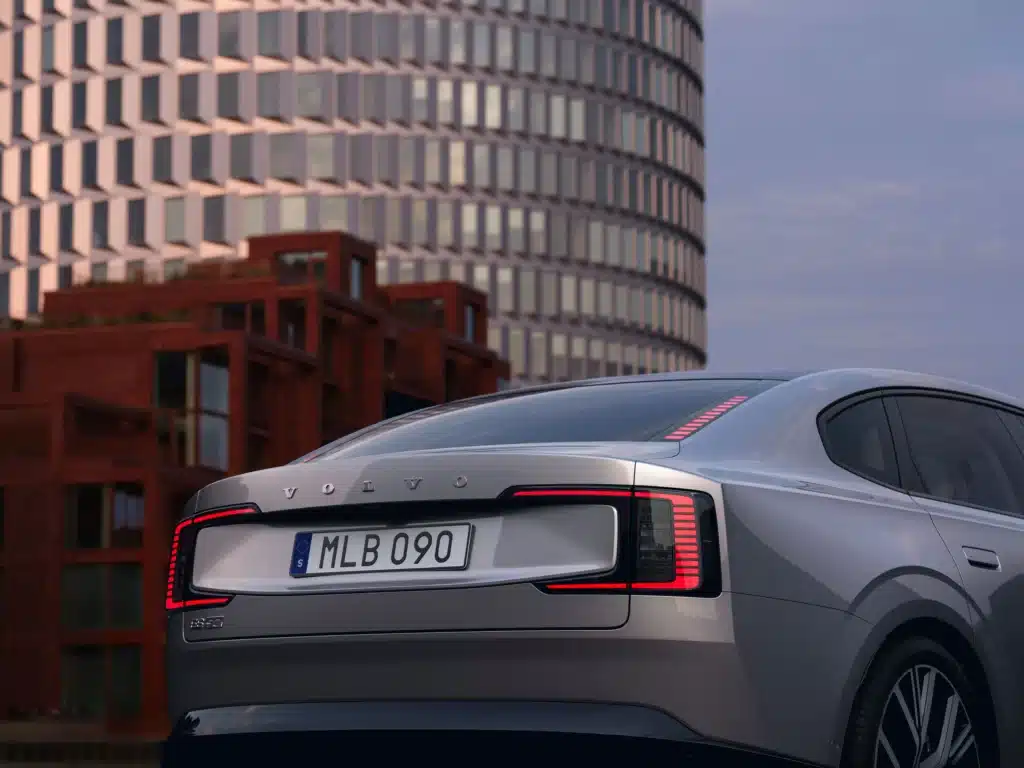 Новото Volvo ES90 – изцяло електрически седан с пробег от 700 километра