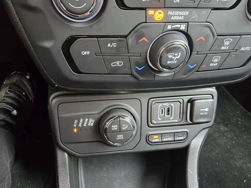 Jeep Renegade 4xe PHEV – Малък, но корав: Истински офроудър или градски хибрид?