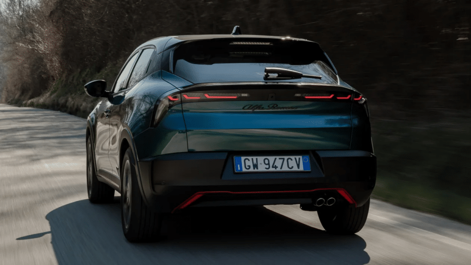 Хибридът Alfa Romeo Junior Ibrida: икономичност, стил и модерна технология