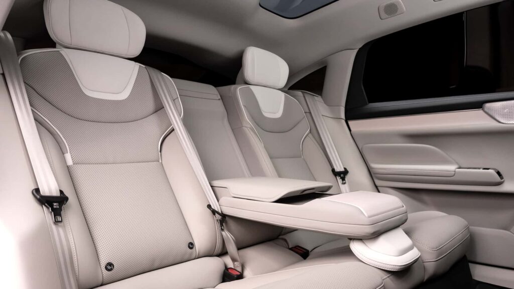 Новото Volvo ES90 – изцяло електрически седан с пробег от 700 километра