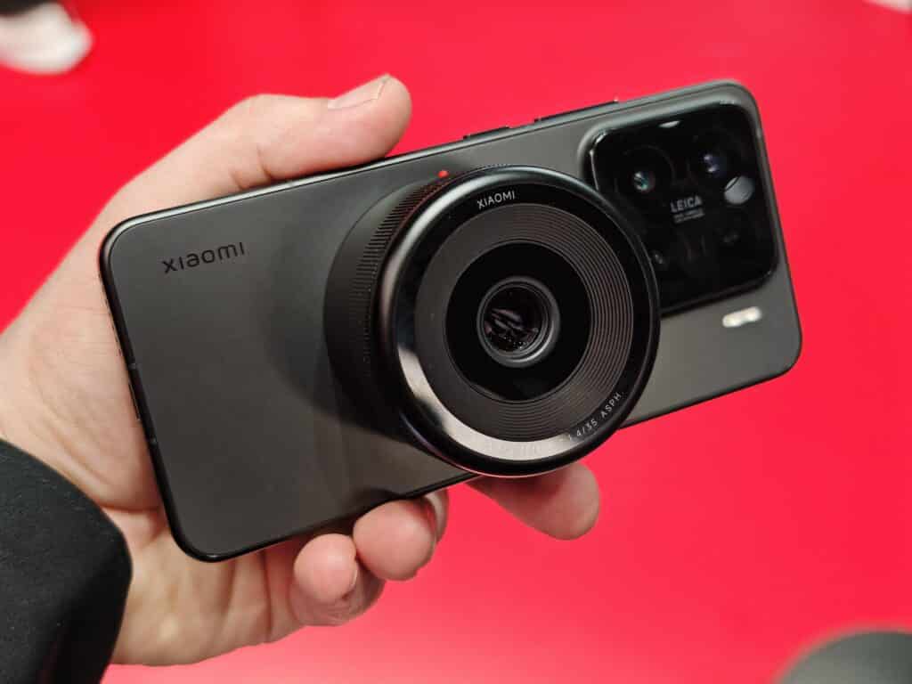 Xiaomi представи амбициозна концепция за модулен телефон с приставка за обектив – и изненада всички на MWC 2025