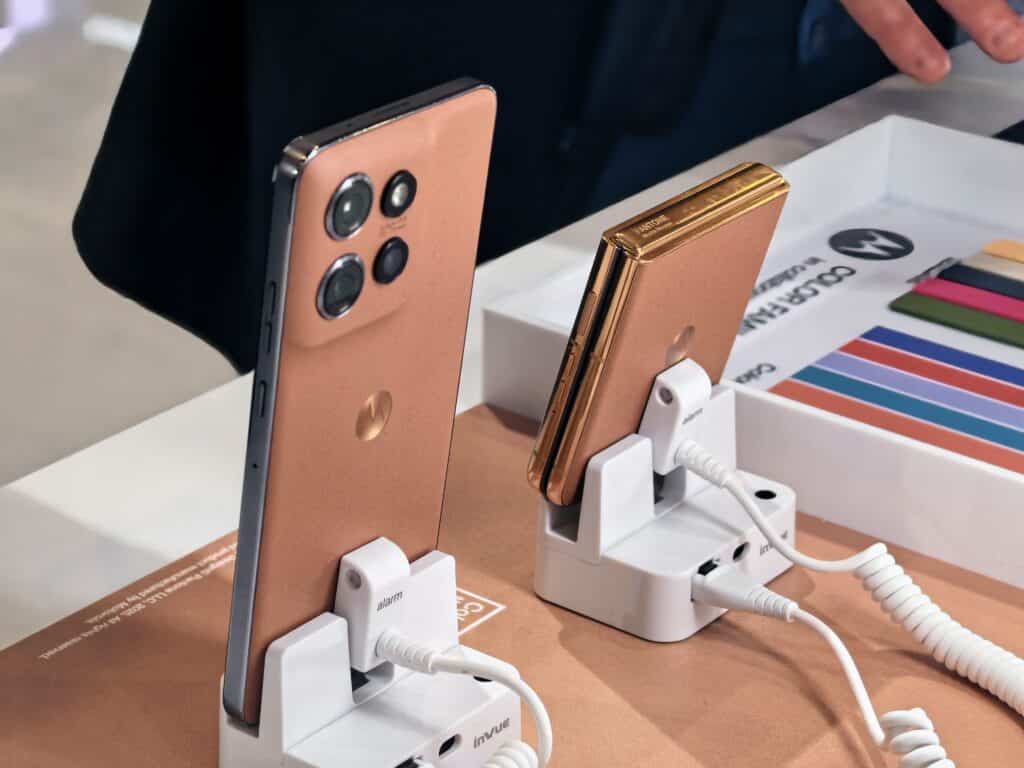 Motorola на MWC 2025: Как AI, умни тракери и сгъваеми екрани ще променят бъдещето на устройствата ни