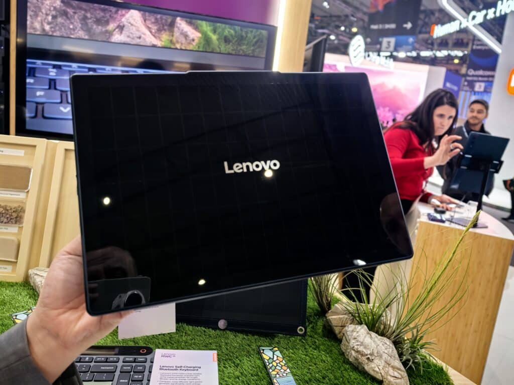 Motorola на MWC 2025: Как AI, умни тракери и сгъваеми екрани ще променят бъдещето на устройствата ни