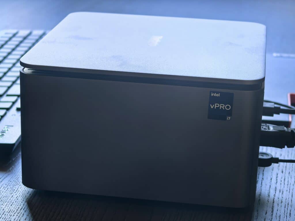 Lenovo ThinkCentre Neo Ultra и ThinkVision T24mv-30 – малкият сетъп с големи възможности