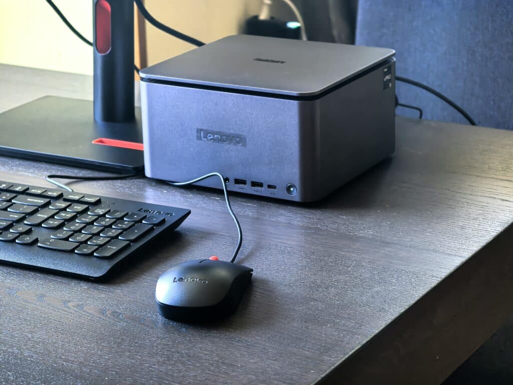 Lenovo ThinkCentre Neo Ultra и ThinkVision T24mv-30 – малкият сетъп с големи възможности