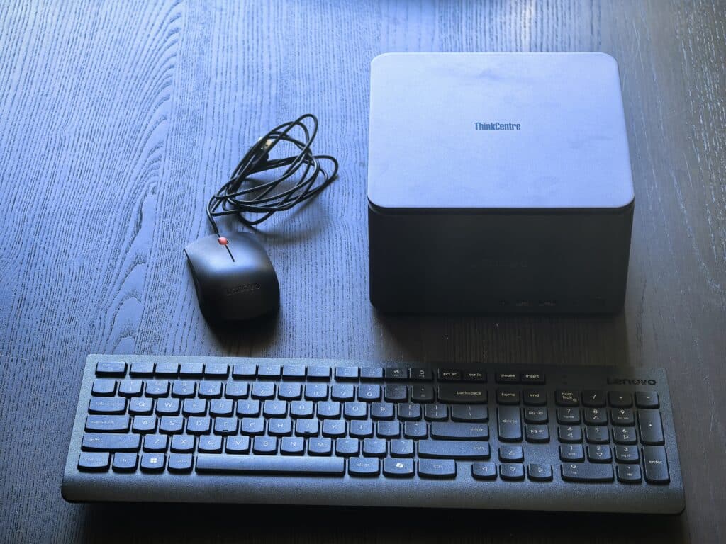 Lenovo ThinkCentre Neo Ultra и ThinkVision T24mv-30 – малкият сетъп с големи възможности