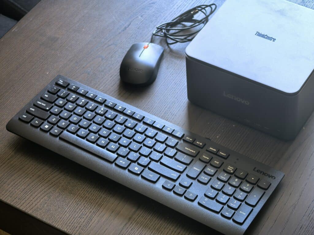 Lenovo ThinkCentre Neo Ultra и ThinkVision T24mv-30 – малкият сетъп с големи възможности