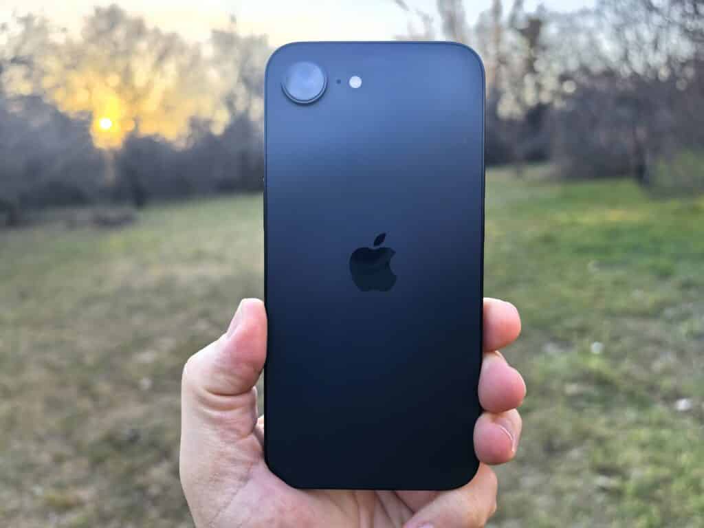 iPhone 16e – най-евтиният начин да имаш нов iPhone, но има ли уловка?