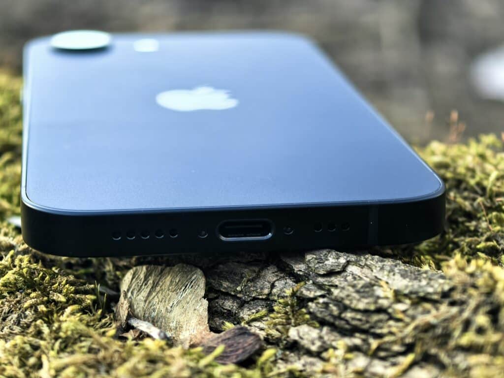 iPhone 16e – най-евтиният начин да имаш нов iPhone, но има ли уловка?