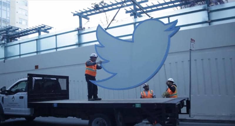 250-килограмовото лого на Twitter от централата на социалната мрежа е пуснато на търг