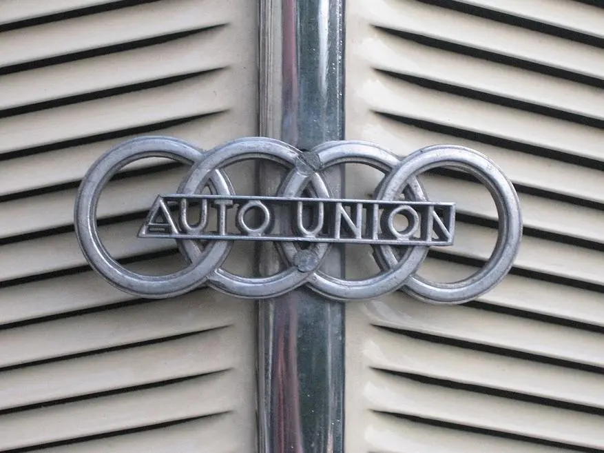 Защо логото на Audi съдържа четири застъпващи се пръстена?