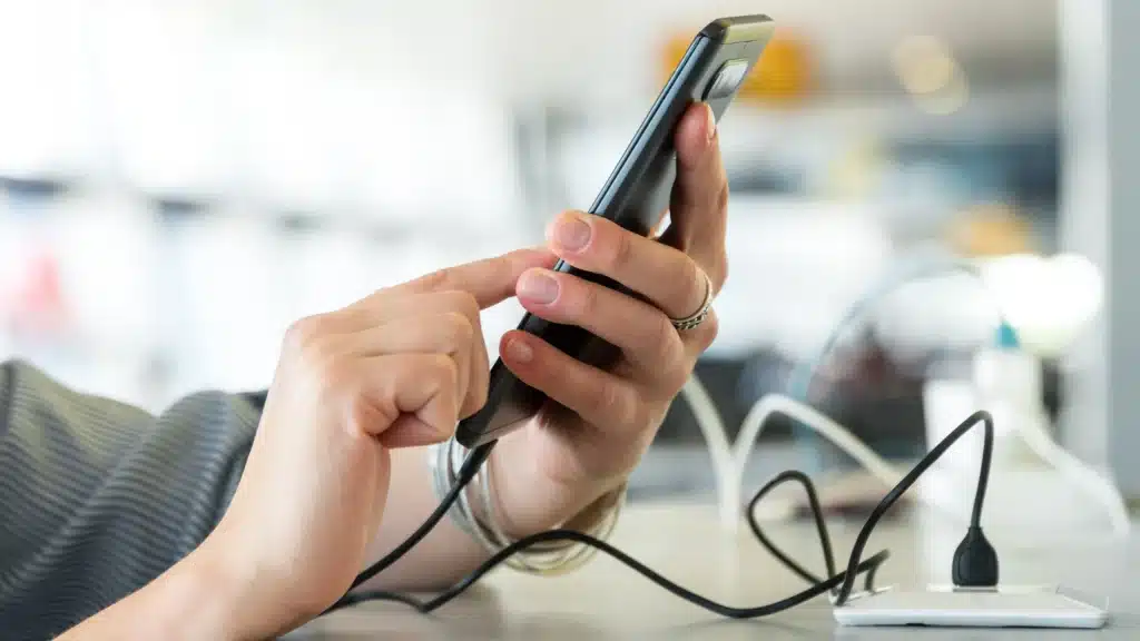 ChoiceJacking: само след 25 секунди зареждане всеки смартфон разкрива тайните си