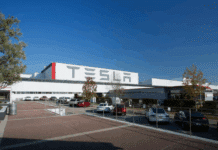 Tesla ще пусне орязан Model 3, тъй като търсенето на електромобили пада