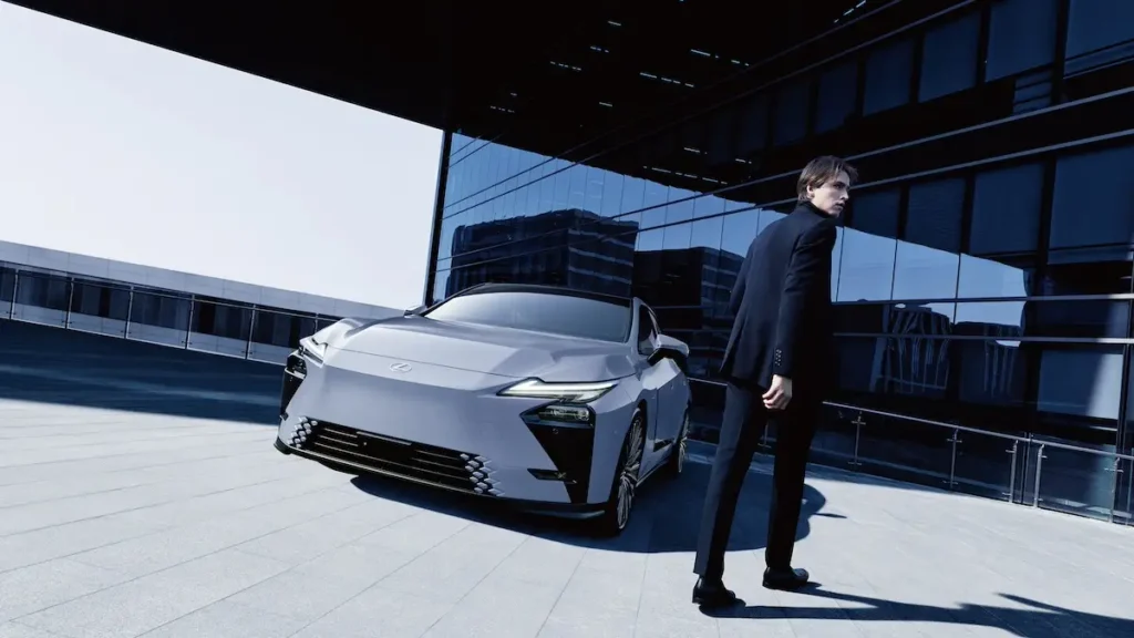 Lexus представи новия ES седан: вече електромобил