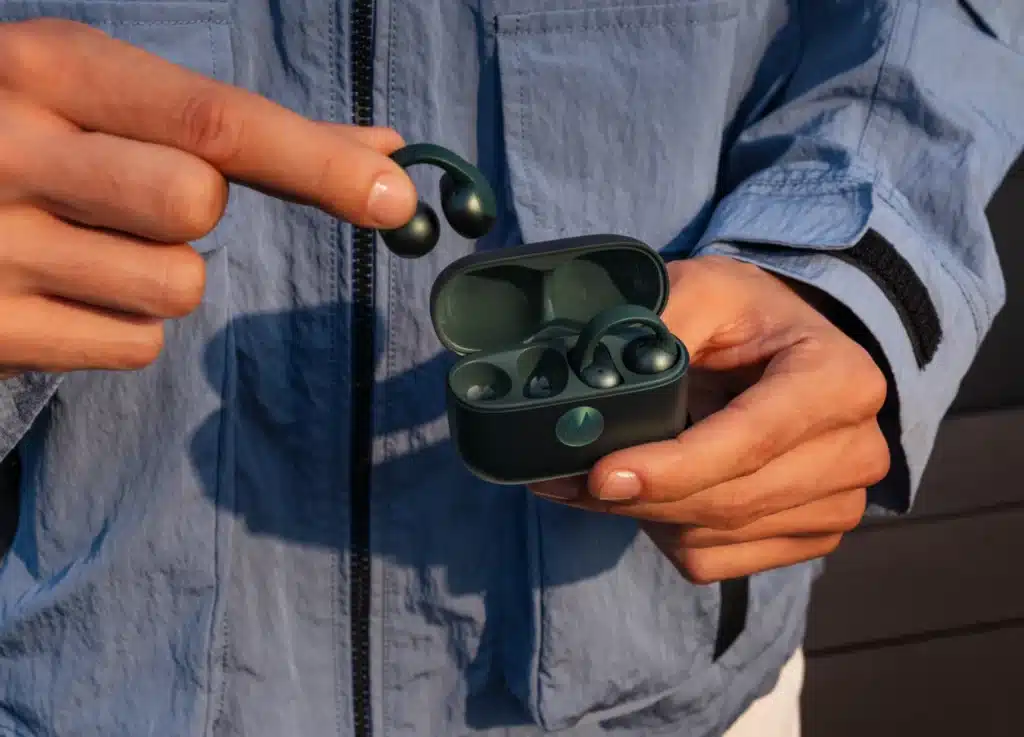 Motorola представи безжичните слушалки Buds Loop и умния часовник Watch Fit