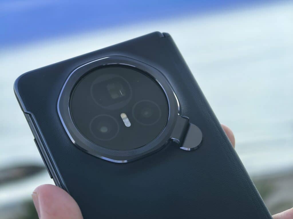 Honor Magic V3 – сгъваем смартфон, който слага в джоба си всички останали