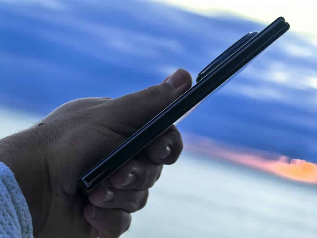 Honor Magic V3 – сгъваем смартфон, който слага в джоба си всички останали