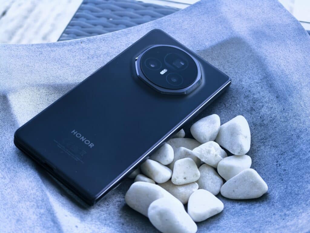 Honor Magic V3 – сгъваем смартфон, който слага в джоба си всички останали