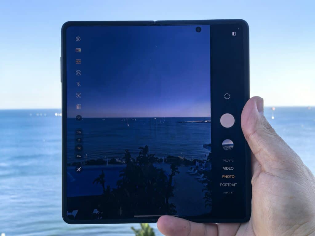 Honor Magic V3 – сгъваем смартфон, който слага в джоба си всички останали