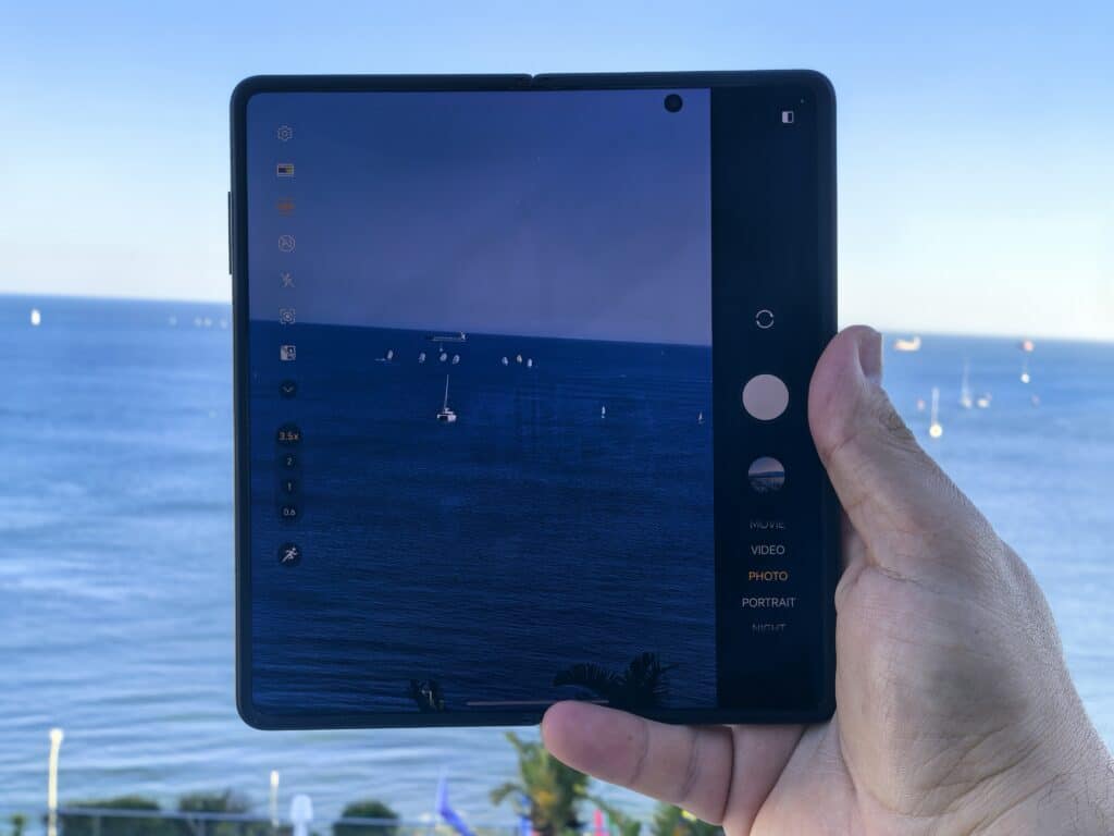 Honor Magic V3 – сгъваем смартфон, който слага в джоба си всички останали
