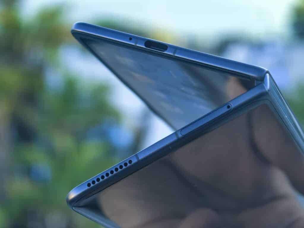 Honor Magic V3 – сгъваем смартфон, който слага в джоба си всички останали
