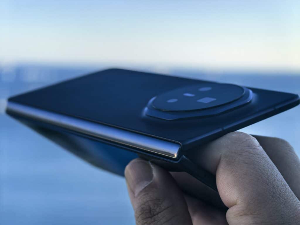 Honor Magic V3 – сгъваем смартфон, който слага в джоба си всички останали