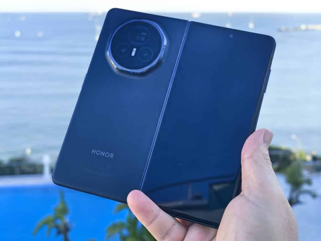 Honor Magic V3 – сгъваем смартфон, който слага в джоба си всички останали