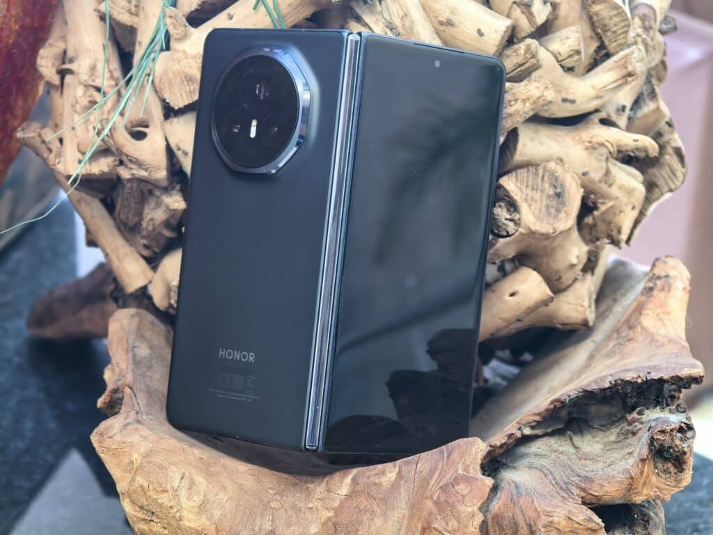 Honor Magic V3 – сгъваем смартфон, който слага в джоба си всички останали