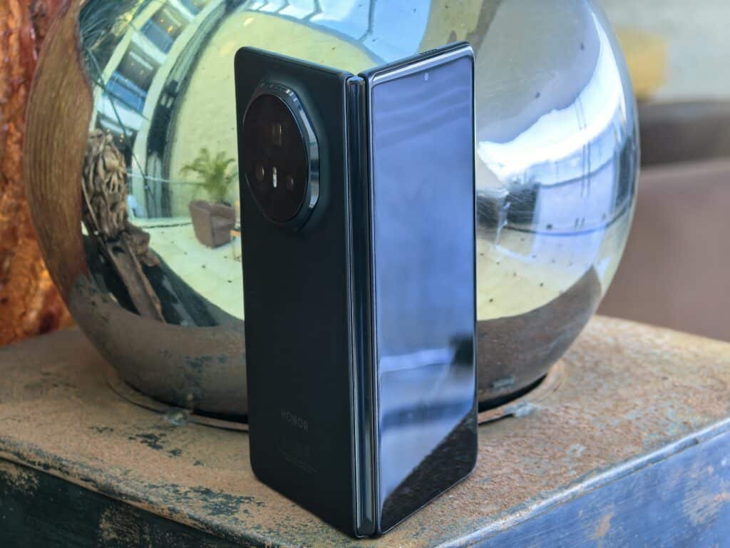 Honor Magic V3 – сгъваем смартфон, който слага в джоба си всички останали