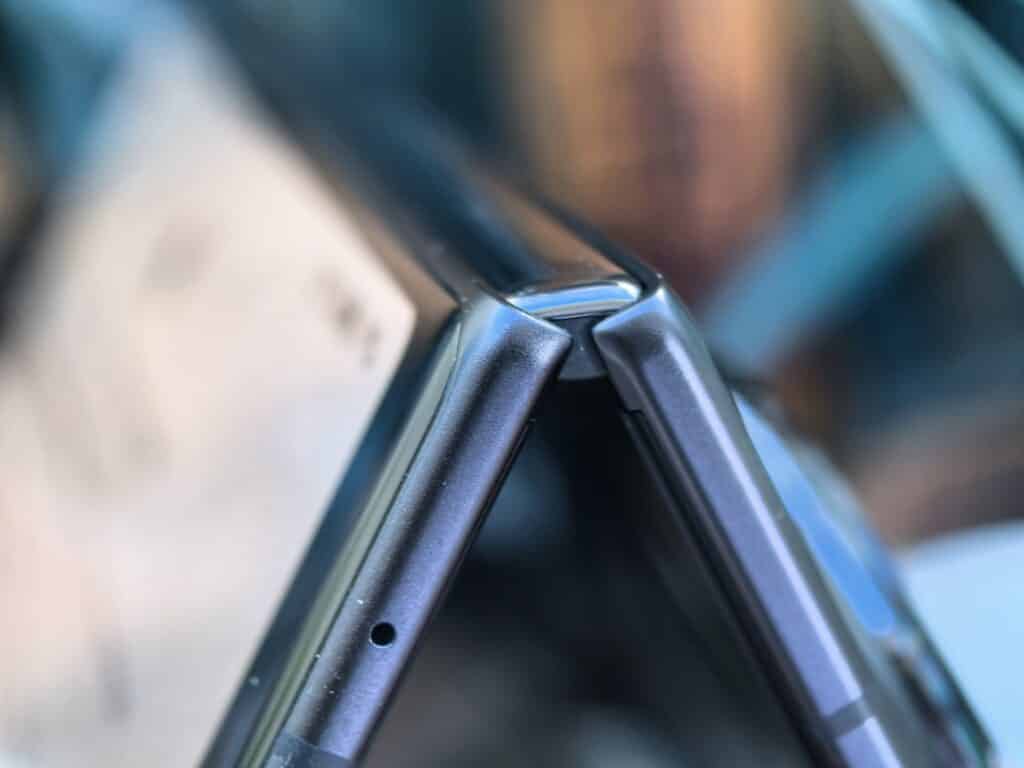 Honor Magic V3 – сгъваем смартфон, който слага в джоба си всички останали