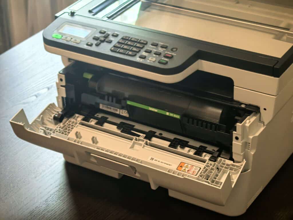 Скорост, тишина и икономичност: Защо Brother MFC-B7810DW е новият фаворит в офиса