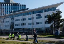 Руски инженер е изправен пред съда за кражба на секретна технология от ASML за стартирането на производство на чипове в Русия