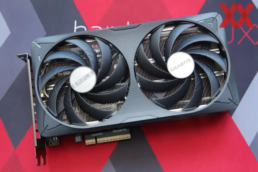 В една от версиите на новата GeForce RTX 5060 Ti е открита абсурдно малка печатна платка