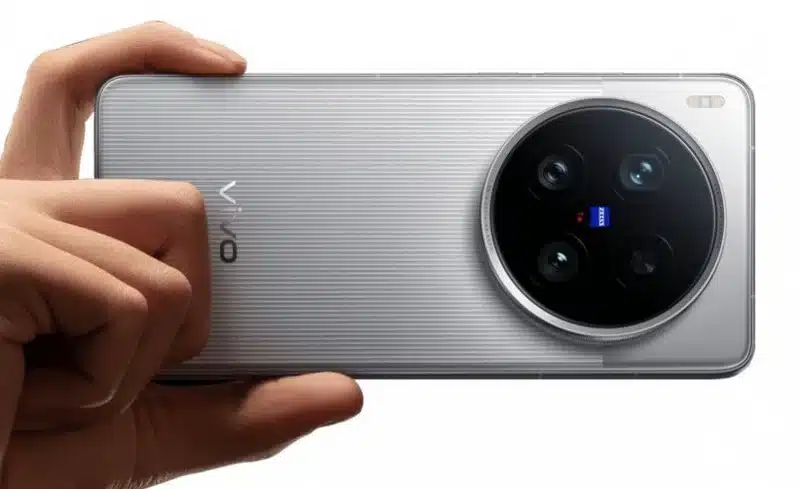 Представен е флагманът Vivo X200 Ultra с 35-мм камера и отделящ се 200-милиметров обектив на цена от 0