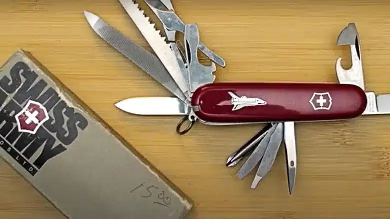 Кой швейцарски армейски нож е част от екипировката на НАСА?