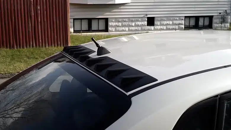Защо някои автомобили имат няколко перки като на акула на покрива?
