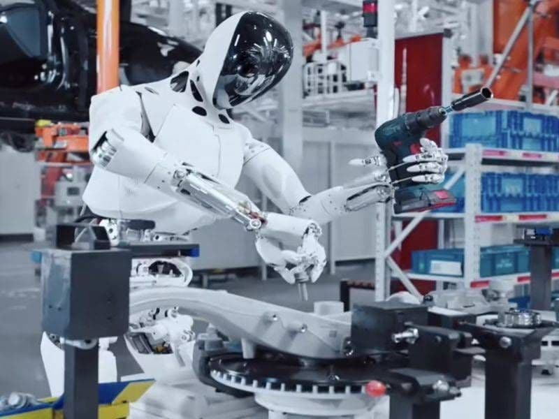 XPeng показа хуманоидния робот Iron, който сглобява електромобили