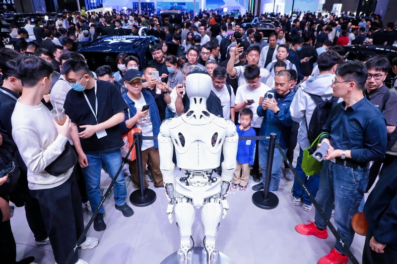 XPeng показа хуманоидния робот Iron, който сглобява електромобили