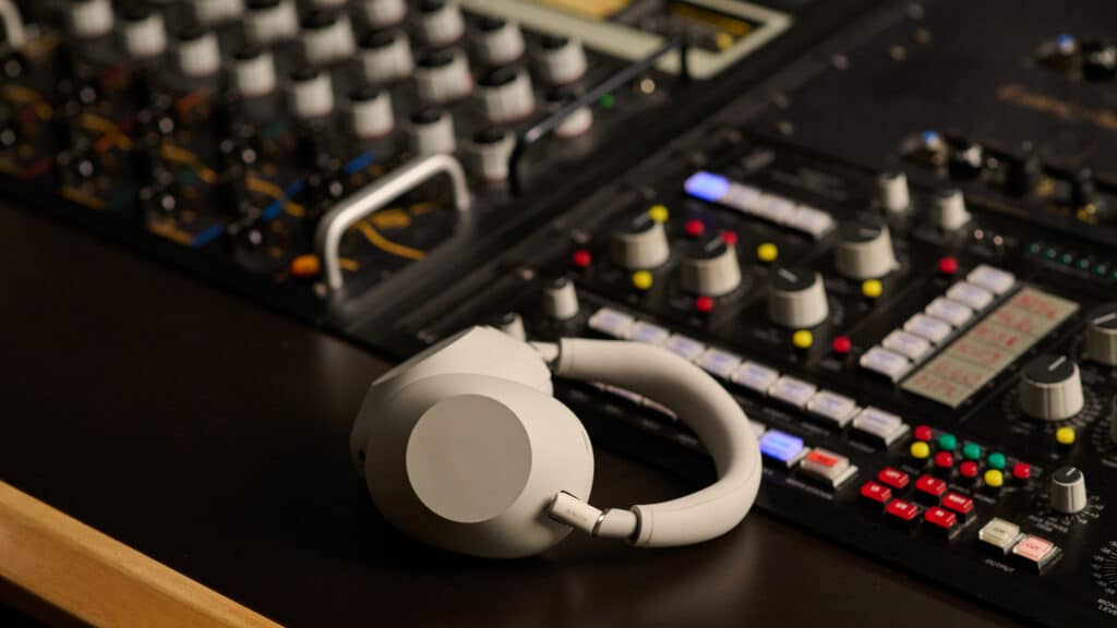 Sony WH-1000XM6: Новата дефиниция на слушане – интелигентно, емоционално, безшумно