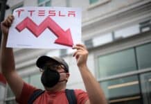 На специално създаден уебсайт: Служители на Tesla поискаха оставката на Илън Мъск