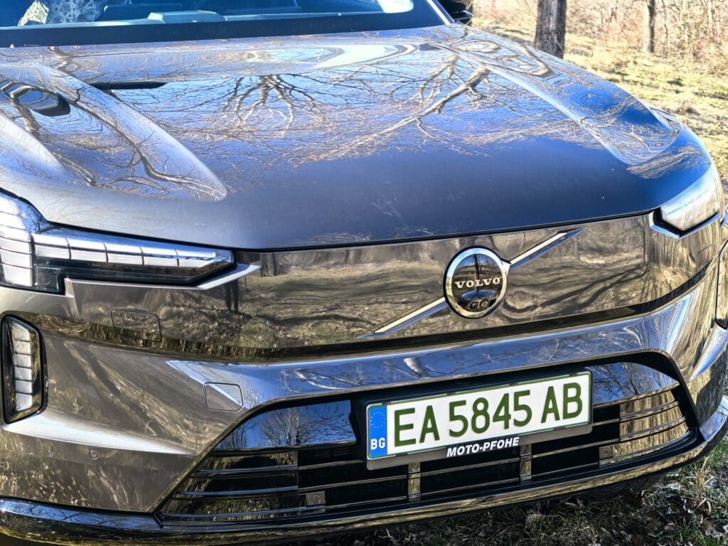Volvo EX90: Мозъкът на NVIDIA, душата на Скандинавия