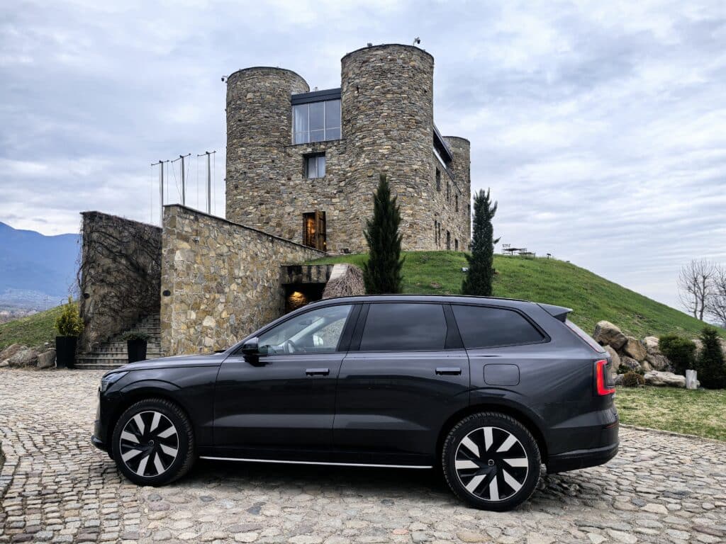 Volvo EX90: Мозъкът на NVIDIA, душата на Скандинавия