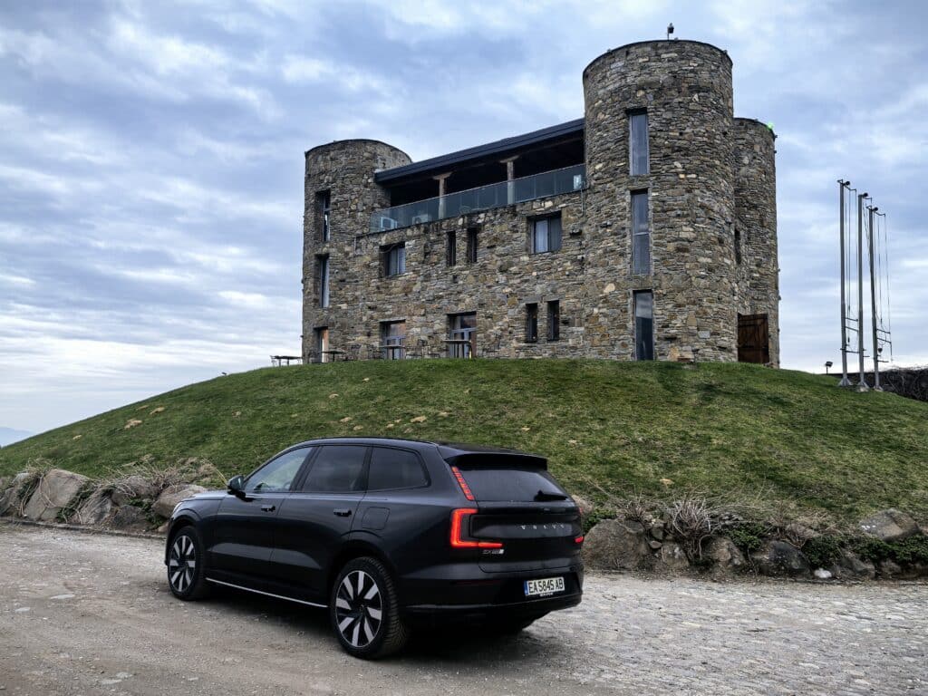 Volvo EX90: Мозъкът на NVIDIA, душата на Скандинавия