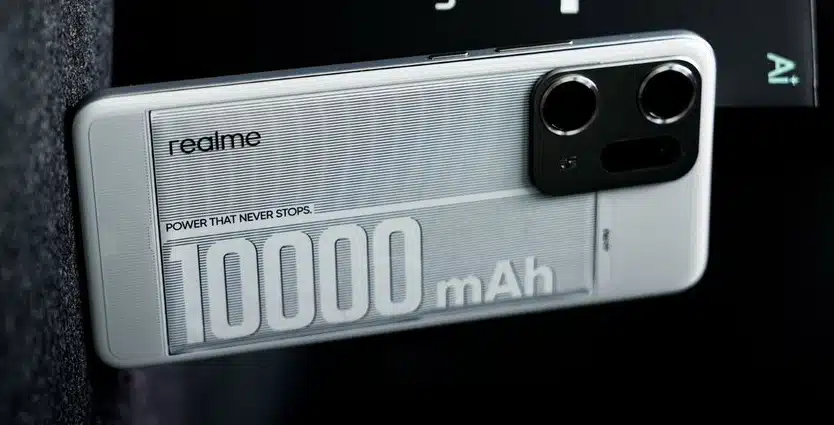 Realme показа тънък и лек смартфон с рекордно голяма 10 000 mAh батерия