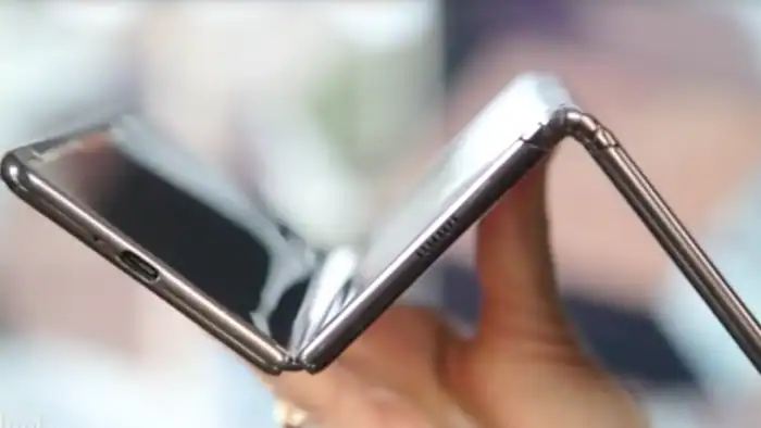 Samsung се подготвя да пусне на пазара първия тройно сгъваем смартфон