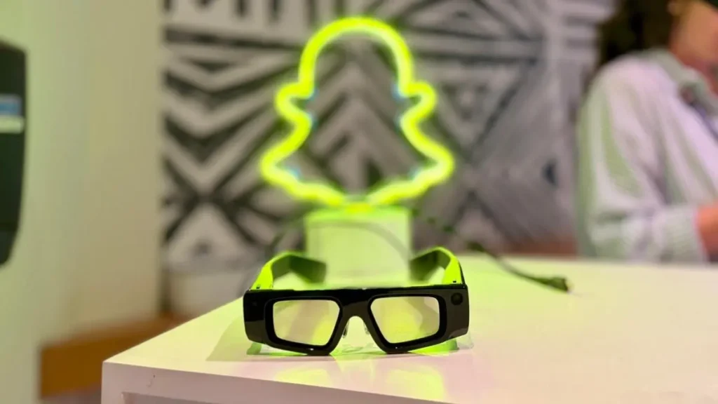Snap възнамерява да пусне леки AR очила през 2026 година