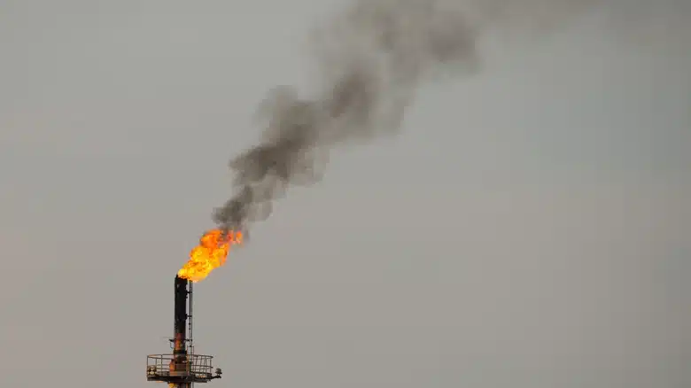 Защо нефтените платформи имат горящ факел на върха?