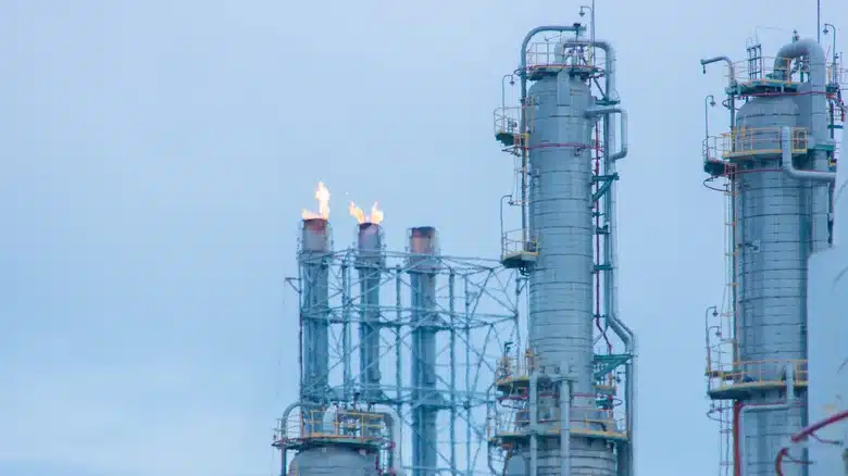 Защо нефтените платформи имат горящ факел на върха?