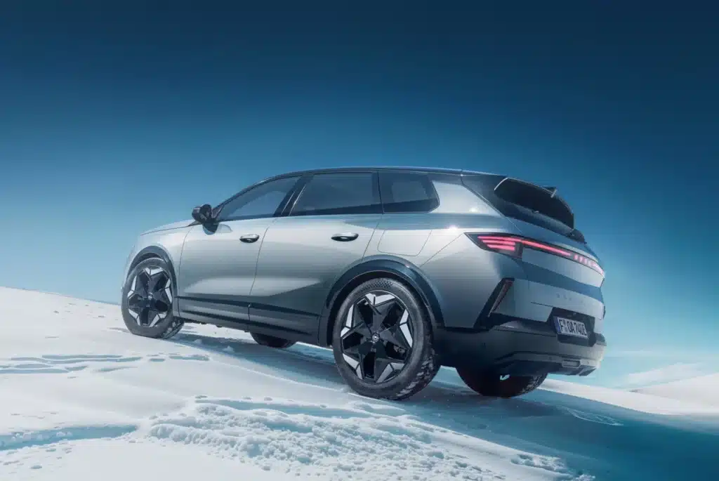Opel представи „зареден“ кросоувър, който ще изминава 500 км без нужда от бензиностанция