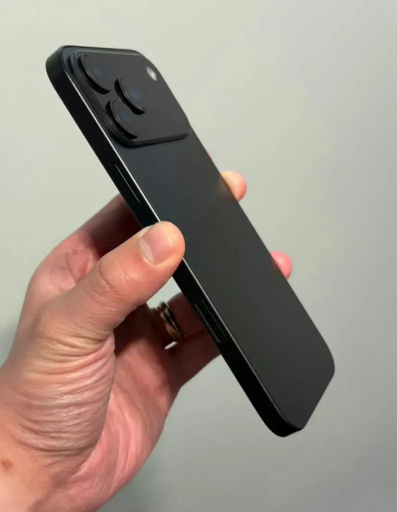 Появи се “жива“ снима на iPhone 17 Pro в черно